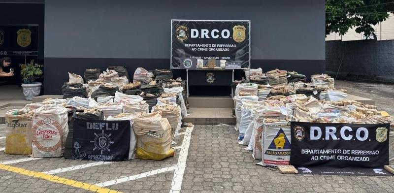 Polícia exibe grande quantidade de pacotes de drogas apreendidas em operação no estado do Amazonas.