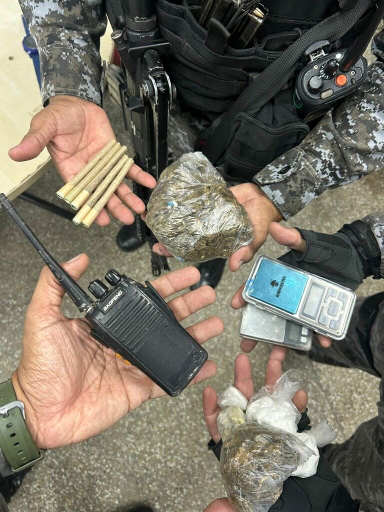 Drogas radios comunicadores e camera de seguranca apreendidos em operacao policial no bairro Mauazinho em Manaus