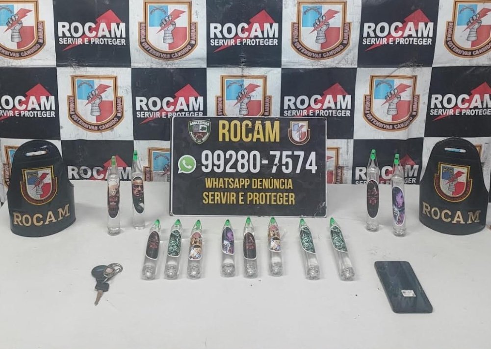 Dois homens presos pela Rocam com frascos de lança-perfume e motocicleta apreendida em Manaus