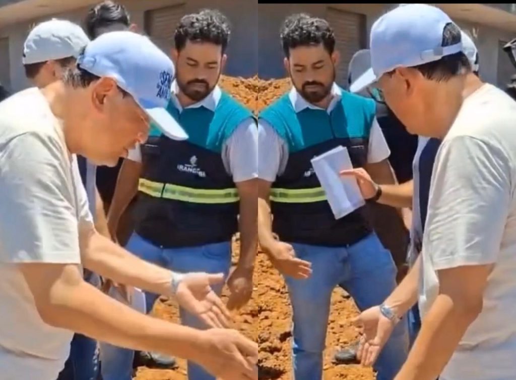 Senador Eduardo Braga aponta para obra em Iranduba durante discussão com secretário municipal