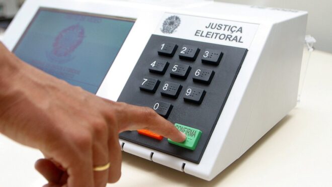Visão do plenário da Câmara dos Deputados representando a movimentação parlamentar da janela partidária para as eleições de 2026.