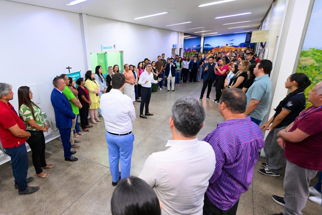 Prefeito David Almeida cumprimenta servidores na sede da prefeitura de Manaus durante despedida de sua gestão