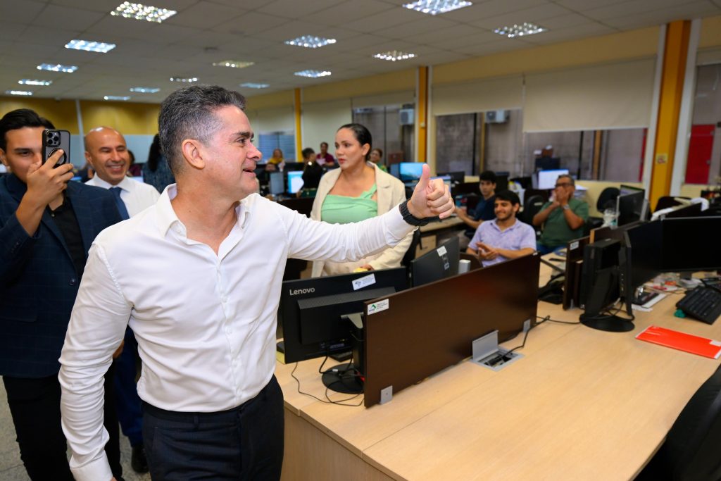 Prefeito David Almeida cumprimenta servidores na sede da prefeitura de Manaus durante despedida de sua gestão