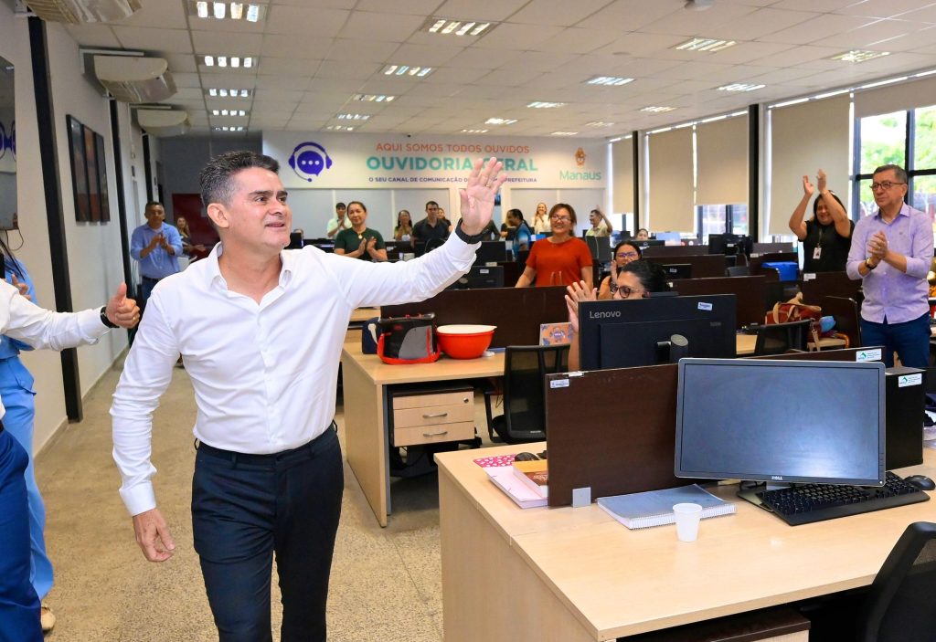 Prefeito David Almeida cumprimenta servidores na sede da prefeitura de Manaus durante despedida de sua gestão