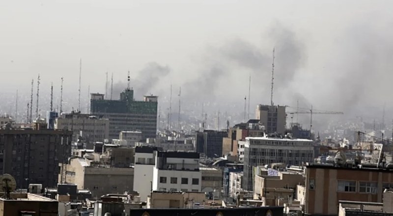 Fachada da embaixada dos Estados Unidos em alerta de segurança devido a ameaças de ataques no Kuwait.