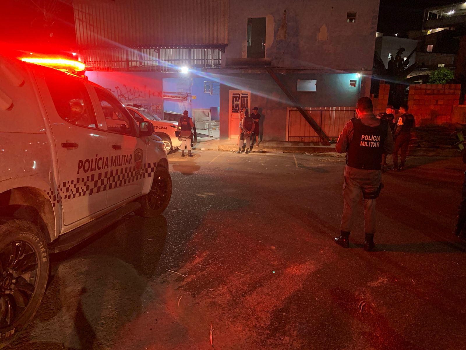 Fachada da empresa Vidro Inox pichada e depredada por moradores em protesto contra estupro em Manaus.