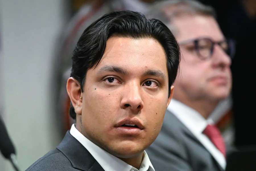 Empresário entrega iPhone para autoridades da CPMI do INSS no Congresso Nacional após bloquear o dispositivo