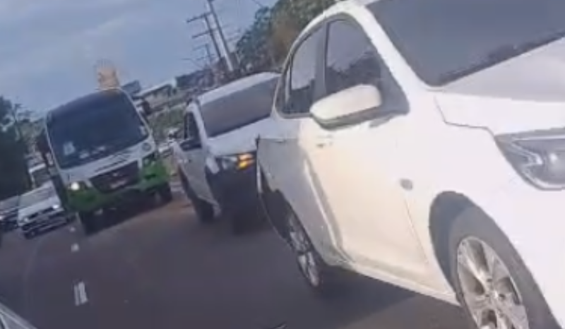 Veículos envolvidos em engavetamento na Avenida Torquato Tapajós em Manaus causando lentidão no trânsito