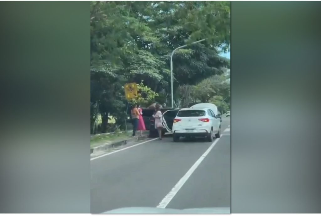Engavetamento envolvendo três carros na faixa de pedestres da Avenida das Torres em Manaus.