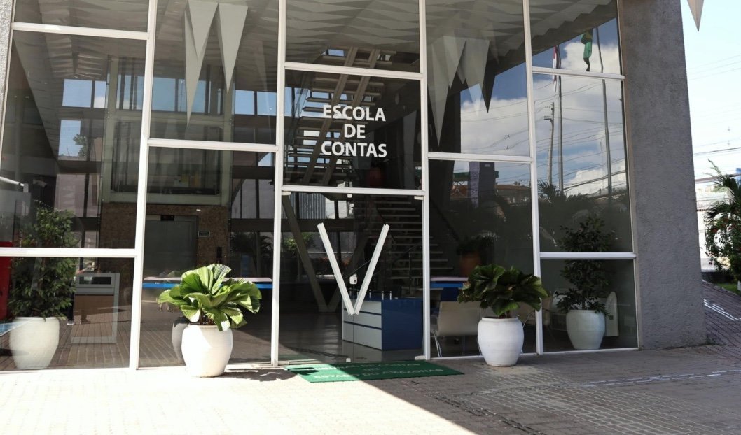Fachada da Escola de Contas Públicas do Amazonas indicando local de cursos presenciais de capacitação.
