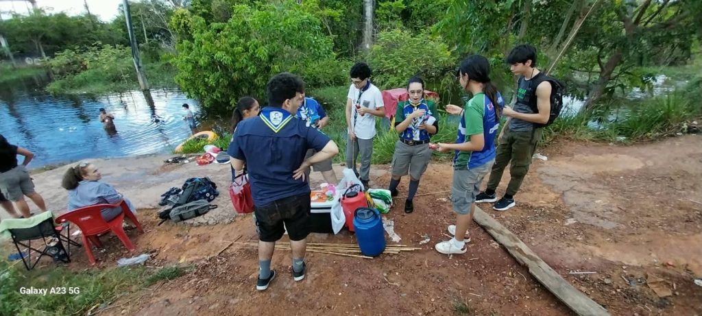Crianças e adolescentes participando de atividades educativas do movimento escoteiro em Manaus