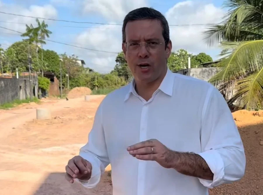 Agentes da Polícia Federal em operação de busca e apreensão para investigar fraudes na saúde em Macapá
