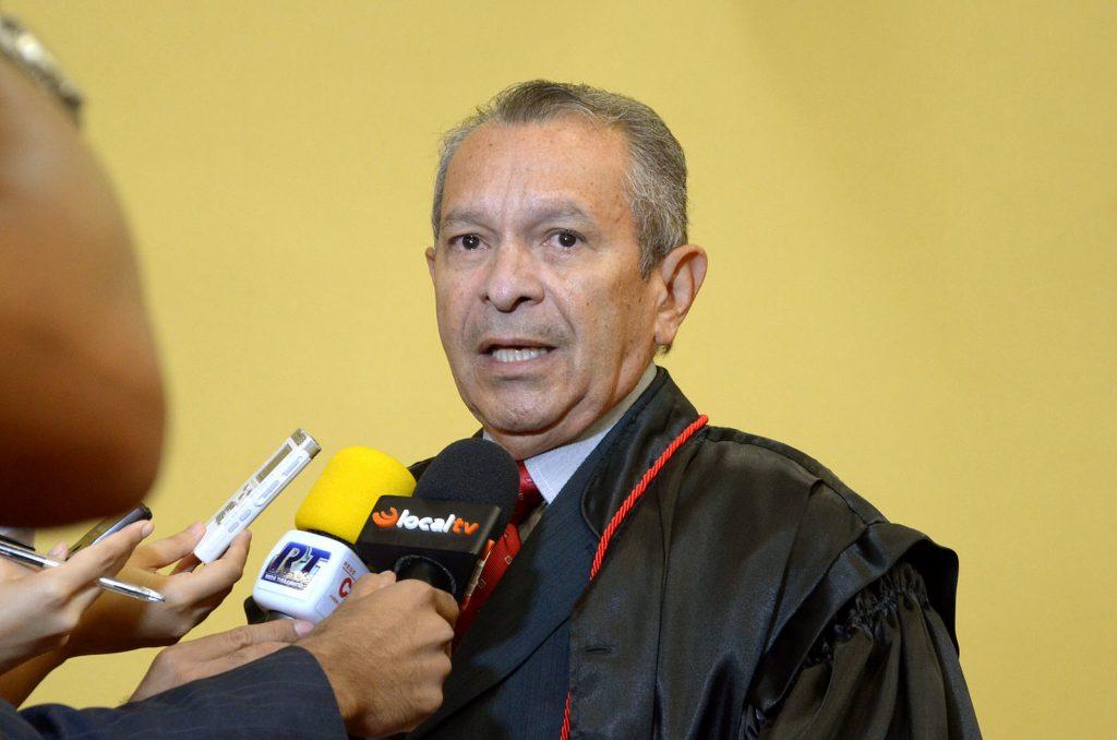 Ex-desembargador Rafael Romano se apresenta às autoridades policiais em Manaus para cumprir pena de prisão.