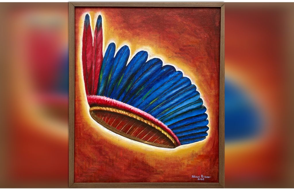 Obra de arte contemporânea representando um cocar indígena na exposição Reflexões Amazônicas em Manaus