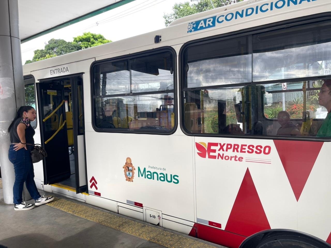 Ônibus da linha Expresso Norte circulando em via exclusiva no transporte coletivo de Manaus