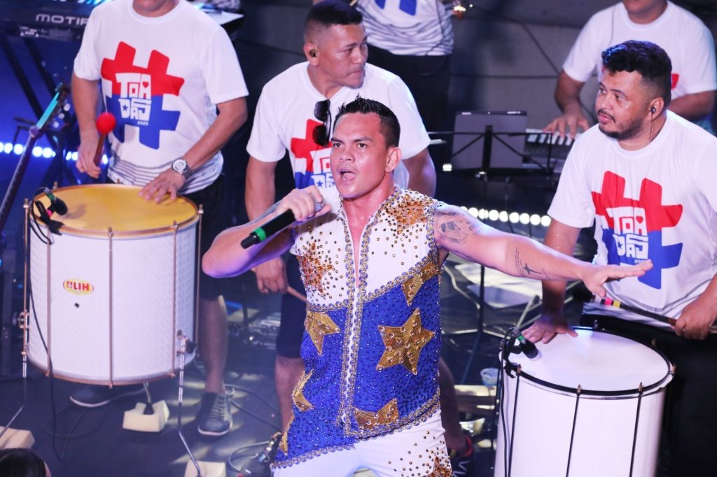 Apresentadores dos bois Caprichoso e Garantido no evento Toadas no Largo São Sebastião.