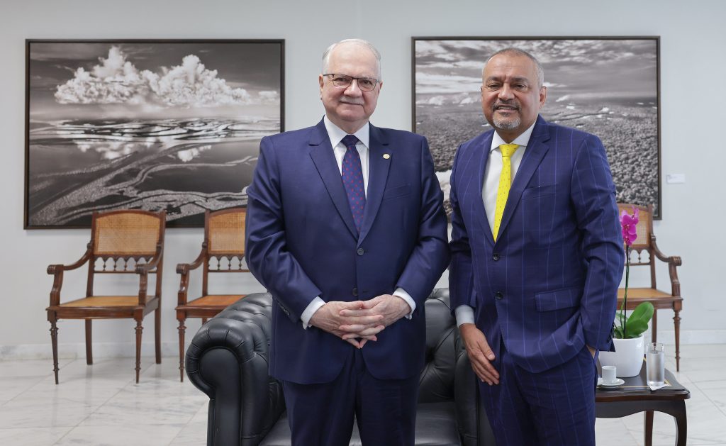 Ministro Edson Fachin em reunião institucional com o desembargador Jomar Fernandes.