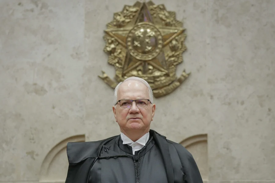 Vista frontal do prédio do Supremo Tribunal Federal em Brasília sob céu claro