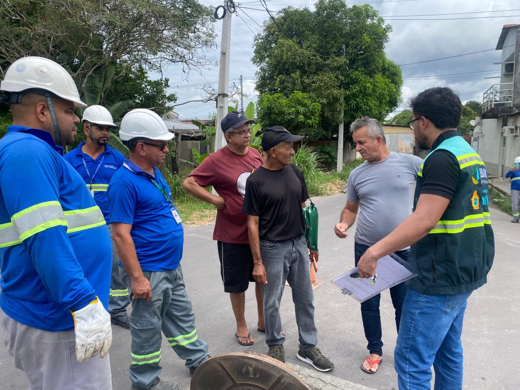 Fiscalização da Ageman em rede de esgoto na zona norte de Manaus após denúncias contra a concessionária Águas de Manaus.