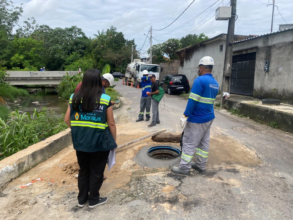 Fiscalização da Ageman em rede de esgoto na zona norte de Manaus após denúncias contra a concessionária Águas de Manaus.
