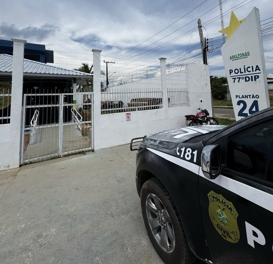 homem sendo preso pela policia civil por roubar pai idoso em novo airao