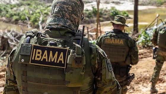 Veículo do Ibama incendiado após ataque de criminosos durante operação ambiental em Manicoré no Amazonas.