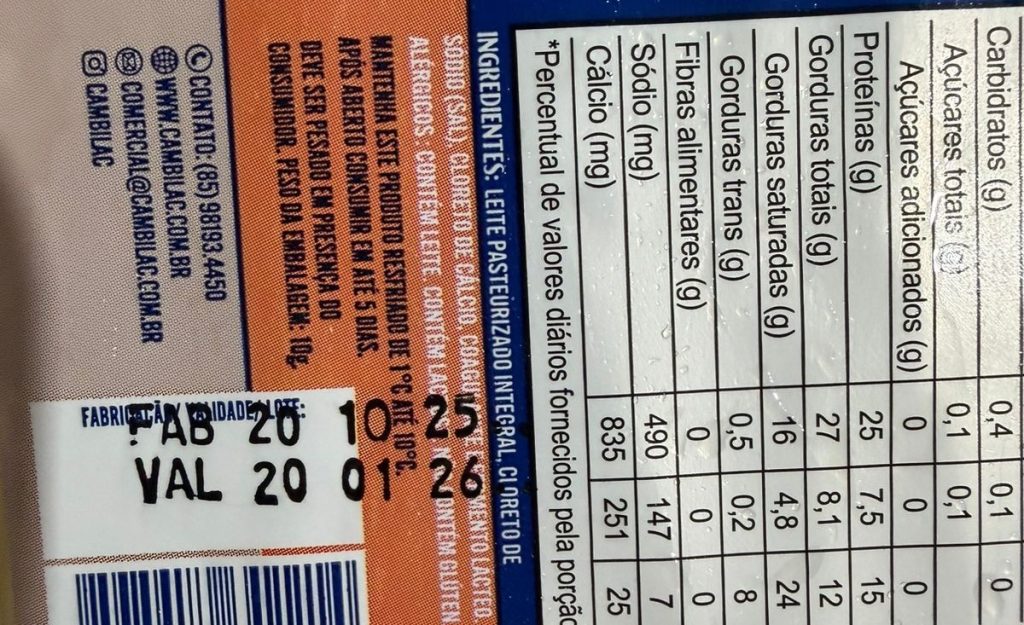 Agentes da Vigilância Sanitária de Manaus fiscalizando e apreendendo grandes blocos de queijo muçarela vencido em comércio.