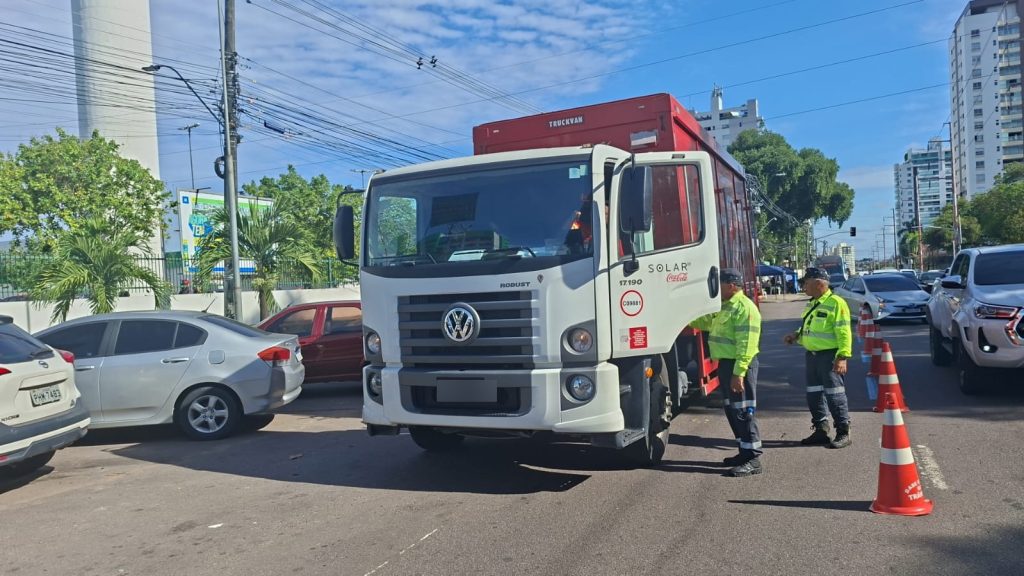 Agentes do IMMU fiscalizando caminhões e veículos de carga na Avenida Mário Ypiranga Monteiro em Manaus para garantir fluidez no trânsito.