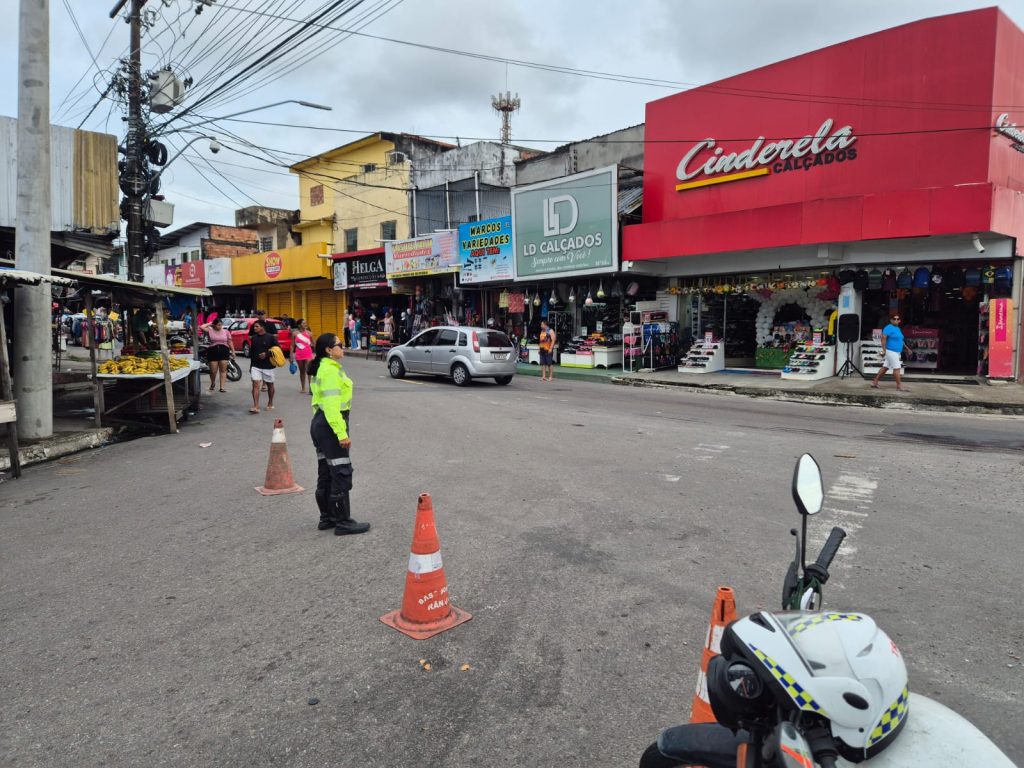 Agentes do IMMU realizando fiscalização de trânsito em via pública de Manaus para combater estacionamento irregular.