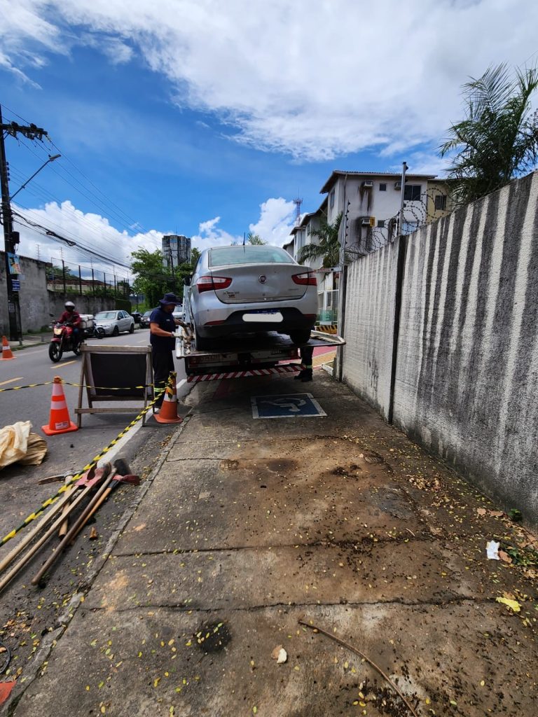 Agentes do IMMU realizando fiscalização de trânsito em via pública de Manaus para combater estacionamento irregular.