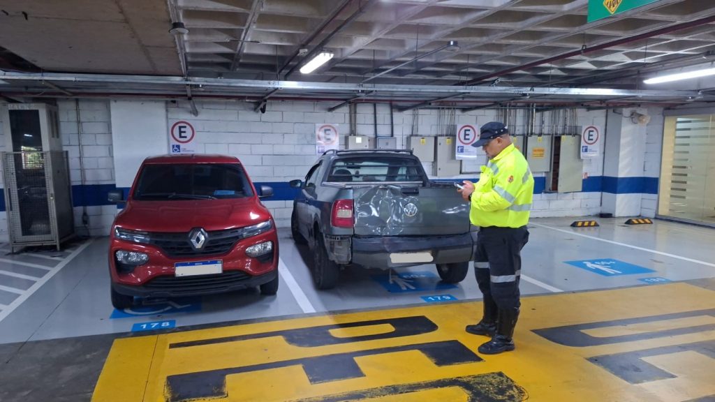 Agentes do IMMU fiscalizam uso de vagas especiais para idosos e pessoas com deficiencia em estacionamento de shopping em Manaus