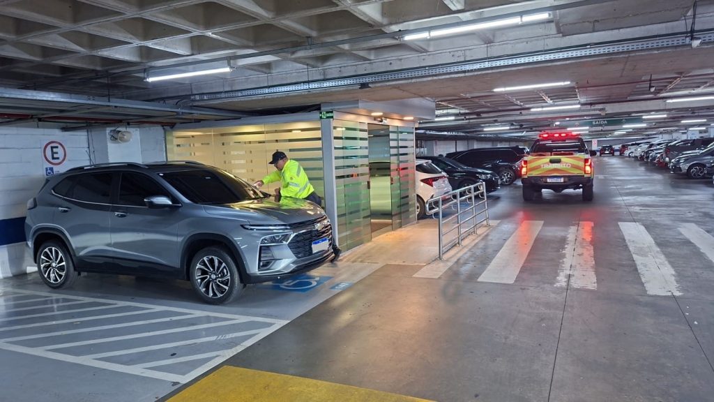 Agentes do IMMU fiscalizam uso de vagas especiais para idosos e pessoas com deficiencia em estacionamento de shopping em Manaus