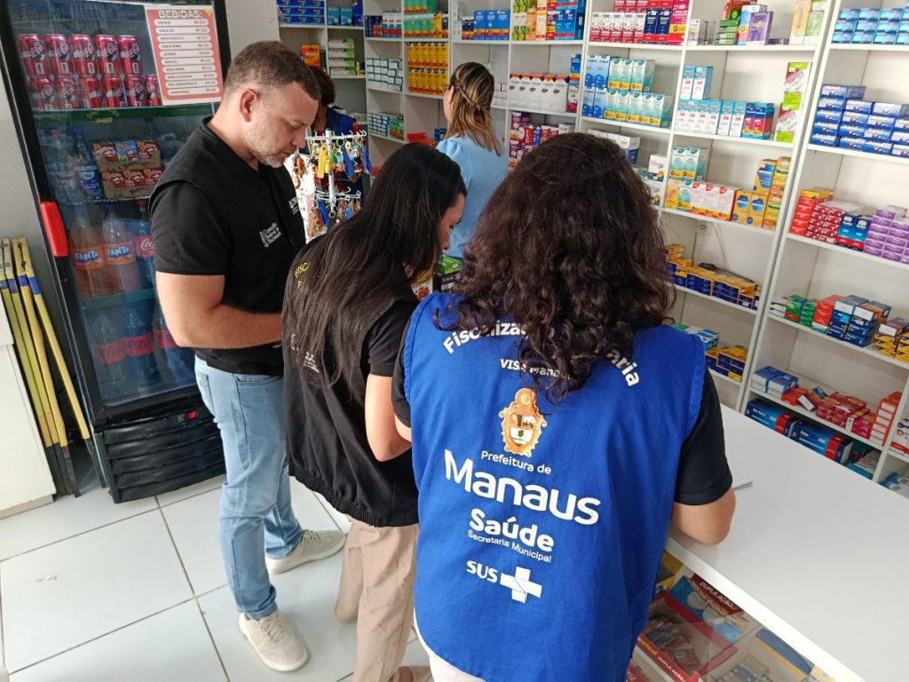 Agentes da vigilância sanitária fiscalizam prateleiras de medicamentos em drogaria de Manaus durante operação na zona oeste