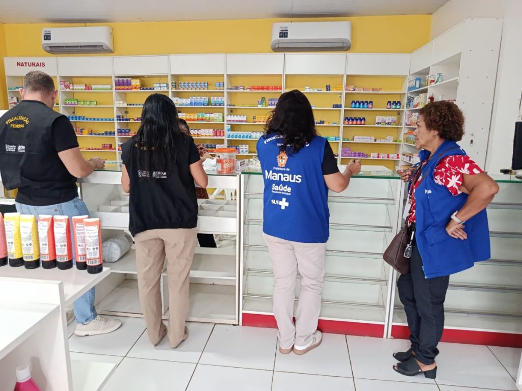 Agentes da vigilância sanitária fiscalizam prateleiras de medicamentos em drogaria de Manaus durante operação na zona oeste