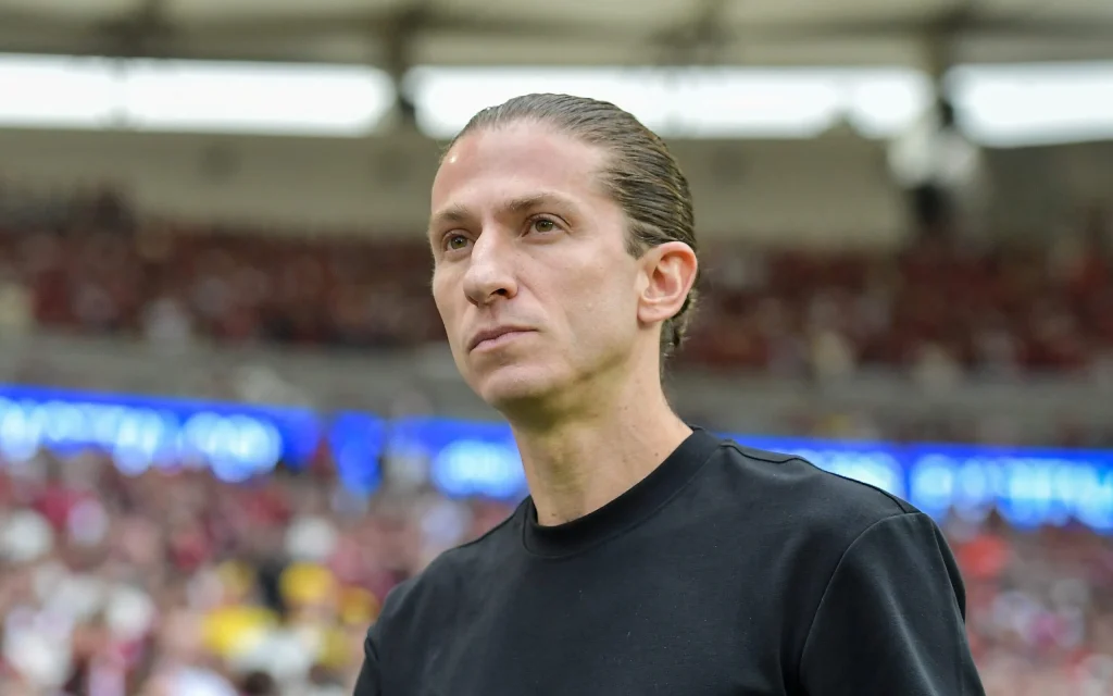 Técnico Filipe Luís durante comando de partida do Flamengo antes de sua demissão