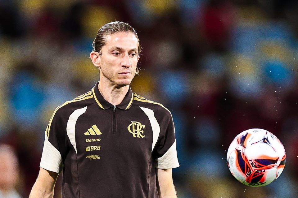 Técnico Filipe Luís durante comando de partida do Flamengo antes de sua demissão