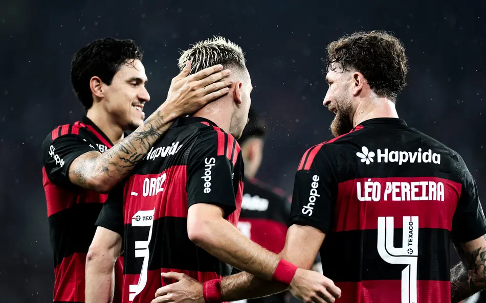 Léo Ortiz comemora gol do Flamengo contra o Remo no estádio do Maracanã pelo Campeonato Brasileiro