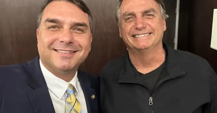 Senador Flávio Bolsonaro e ex-presidente Jair Bolsonaro em foto de redes sociais