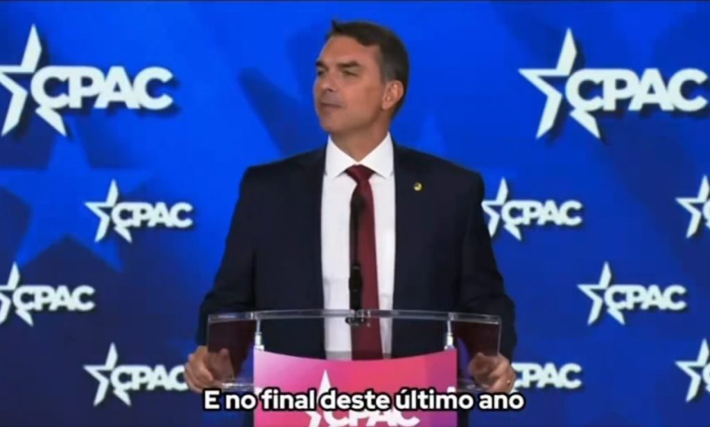 Senador Flávio Bolsonaro durante discurso na CPAC nos Estados Unidos.