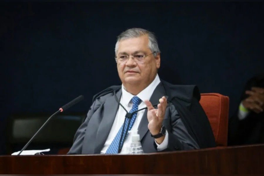Fachada do prédio do Supremo Tribunal Federal em Brasília com céu azul ao fundo