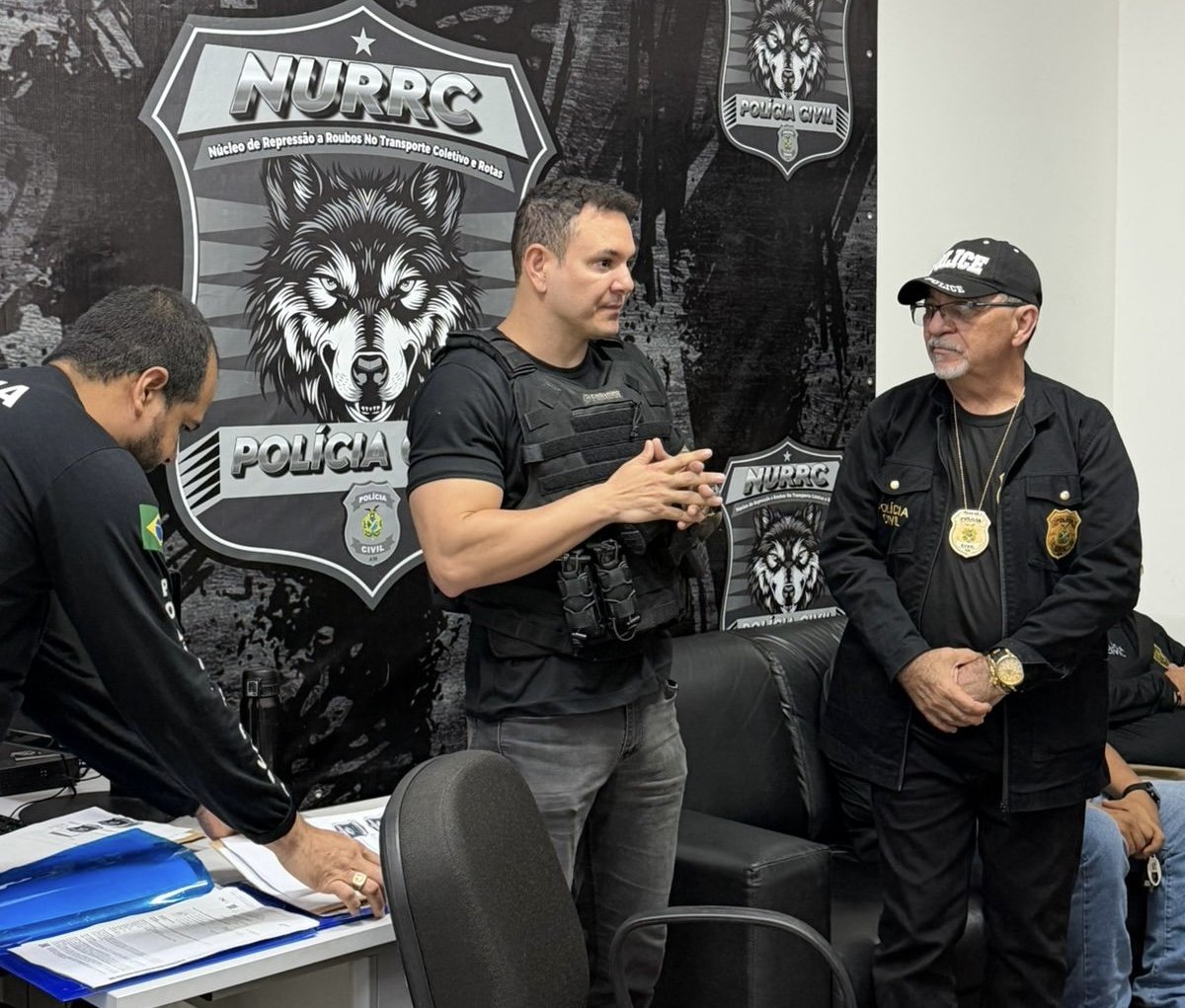 policiais civis em operacao contra fraude de meia passagem em manaus