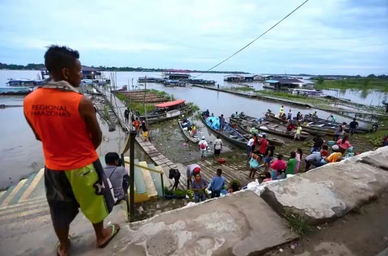 Fotografia da divisa entre as cidades de Tabatinga no Amazonas e Letícia na Colômbia indicando a integração da fronteira amazônica.