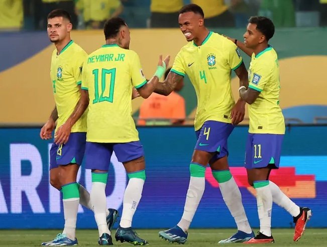Jogadores da Seleção Brasileira reunidos em campo durante treinamento para amistosos internacionais