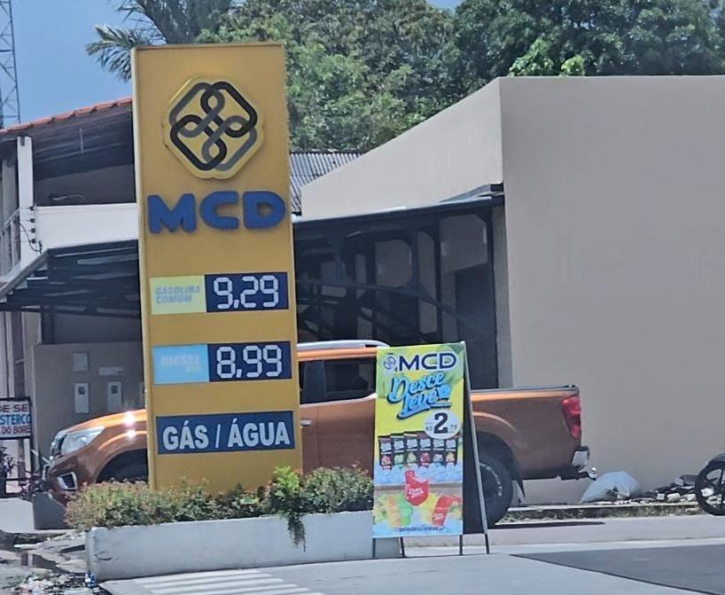 Bomba de combustível em posto de Parintins destacando o aumento no preço do litro da gasolina