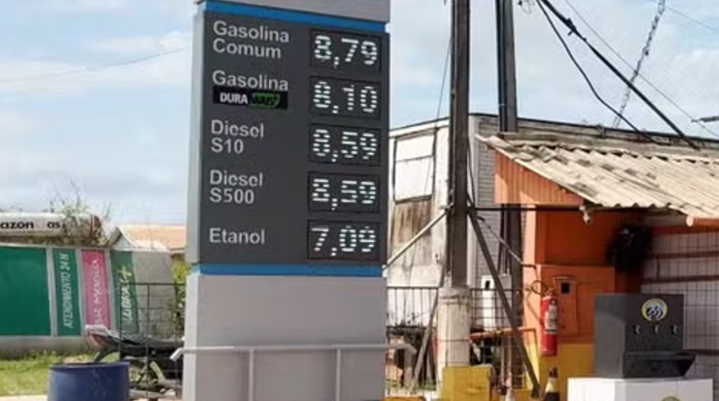 Bomba de combustível em posto de gasolina no interior do estado do Amazonas com preços elevados.