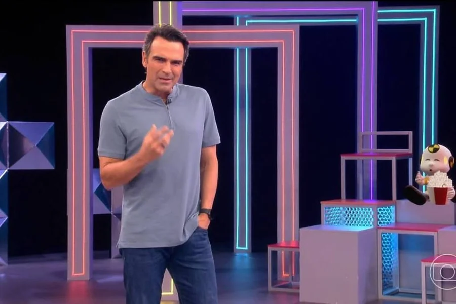 apresentador tadeu schmidt durante exibição do reality show bbb 26 na tv globo