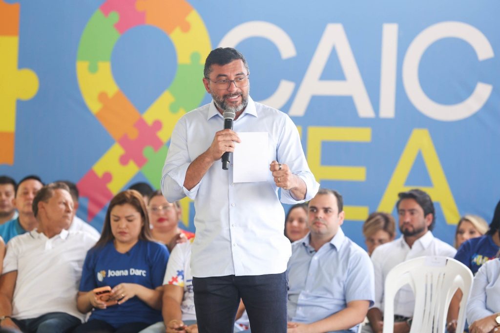 Governador Wilson Lima em evento de anúncio do programa Juventude TEA para adolescentes com autismo em Manaus.