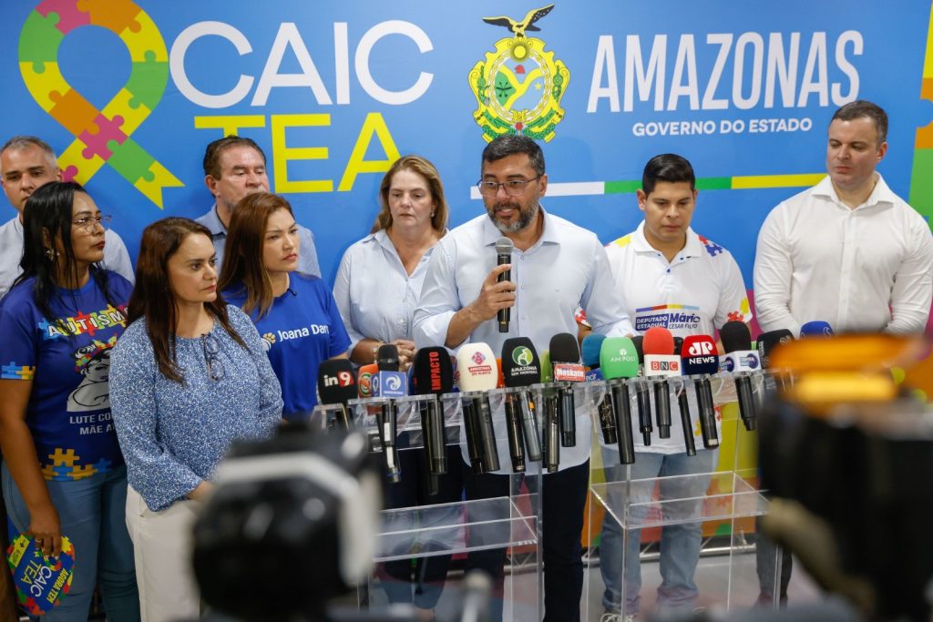 Governador Wilson Lima em evento de anúncio do programa Juventude TEA para adolescentes com autismo em Manaus.