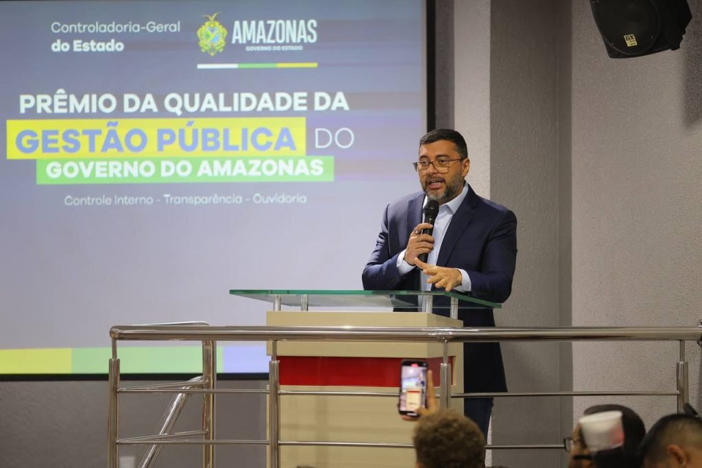 Governador Wilson Lima entrega prêmios de transparência e gestão para representantes de órgãos estaduais do Amazonas.