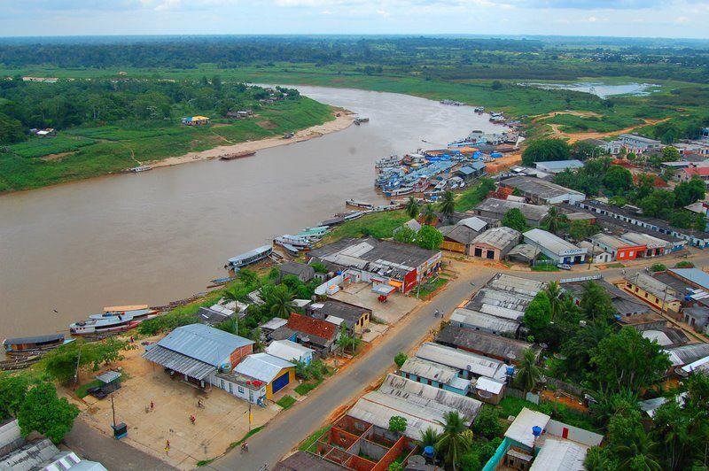Vista aérea da cidade de Eirunepé às margens do rio Juruá durante período de cheia no Amazonas.